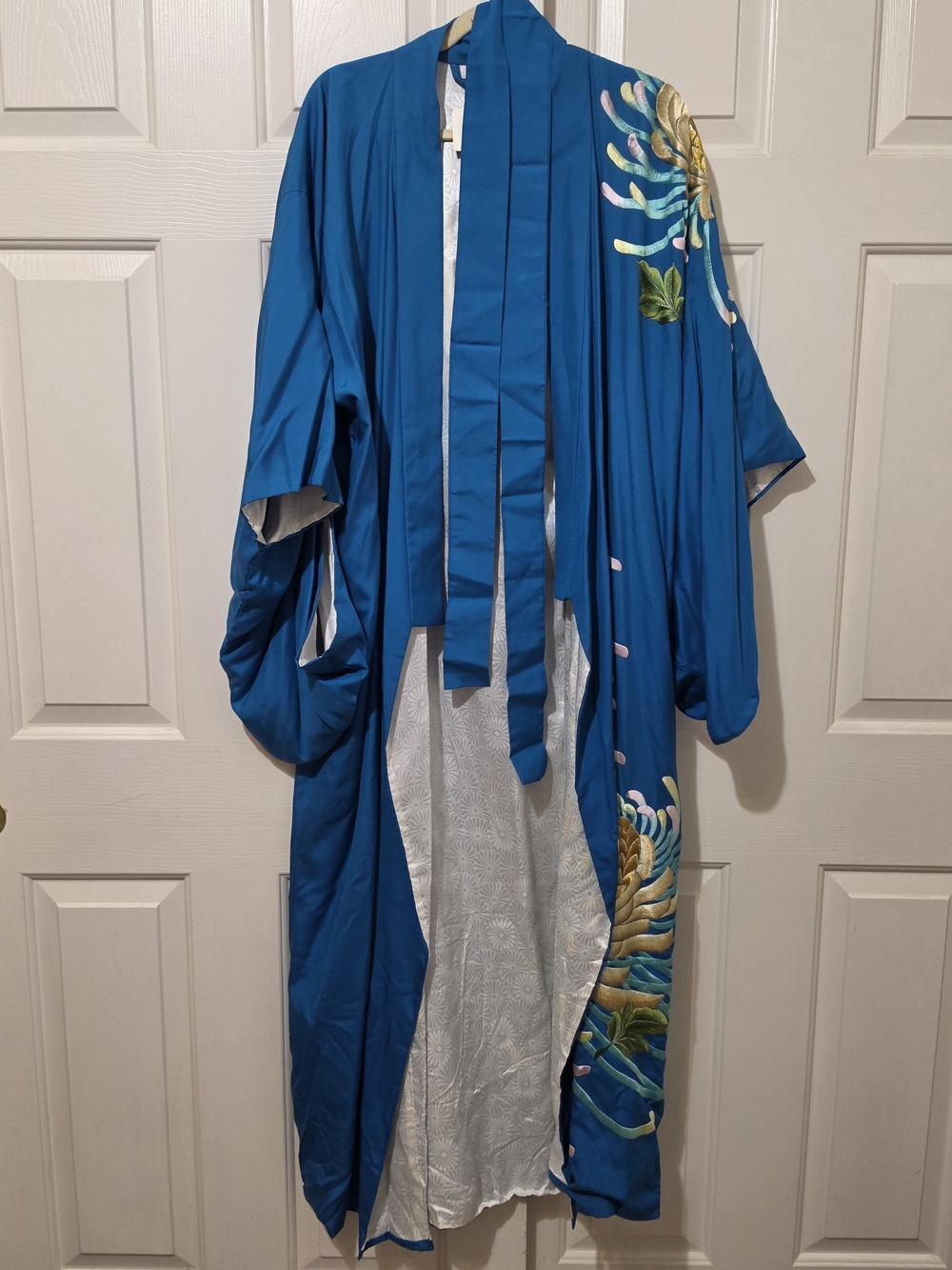 NWT VTG 100% Silk Japanese Kimono Robe Blue Embroidered Chrysanthemum Made Japan